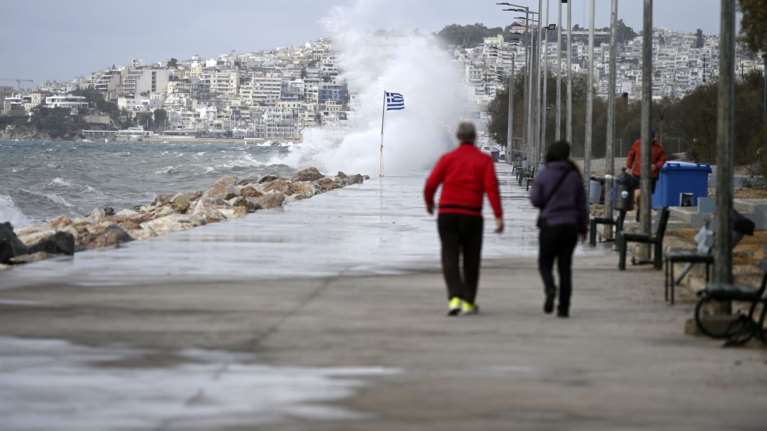 Ραγδαία αλλαγή του καιρού από την Κυριακή: Βοριάδες και βροχές ρίχνουν τη θερμοκρασία