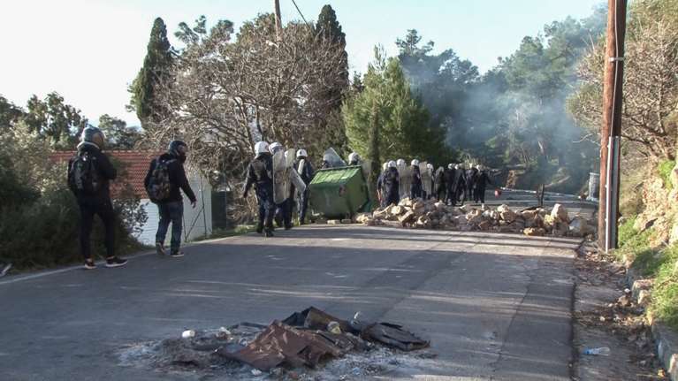 Έκρυθμη η κατάσταση σε Λέσβο και Χίο: Γενική απεργία κατά των κλειστών δομών την Τετάρτη