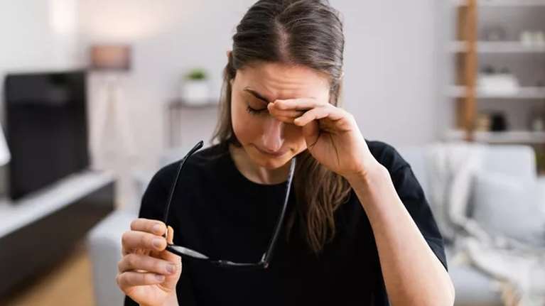 Νιώθεις διαρκώς εξαντλημένη και νυστάζεις; Οι 13 πιο πιθανές αιτίες που έχουν την έντονη κόπωση ως σύμπτωμα