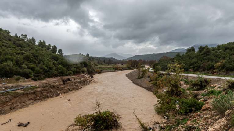 Κακοκαιρία: Διακοπές κυκλοφορίας σε Κάλαμο, Καπανδρίτι, Αχαρνές λόγω βροχής