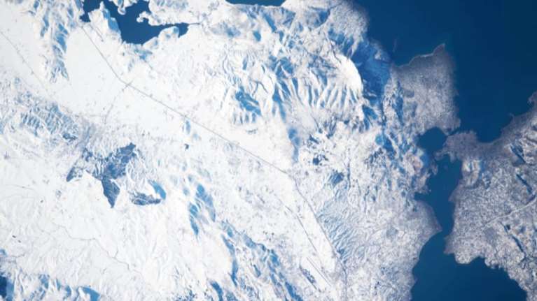 Εντυπωσιακή φωτογραφία από τη χιονισμένη Ελλάδα - Την τράβηξε Γερμανός αστροναύτης από τον Διεθνή Διαστημικό Σταθμό [εικόνα]