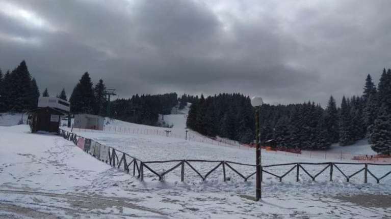 Ο καιρός &quot;τρελάθηκε&quot;: Χιόνια στην Κοζάνη - Η Φλώρινα από τους 21 βαθμούς έπεσε στο μηδέν [βίντεο]