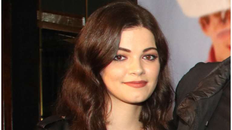 Η Τζένη Καζάκου ποζάρει με τη μητέρα της Τάνια Τρύπη και συνειδητοποιούμε ότι όντως δεν μοιάζει στην Τζένη Καρέζη