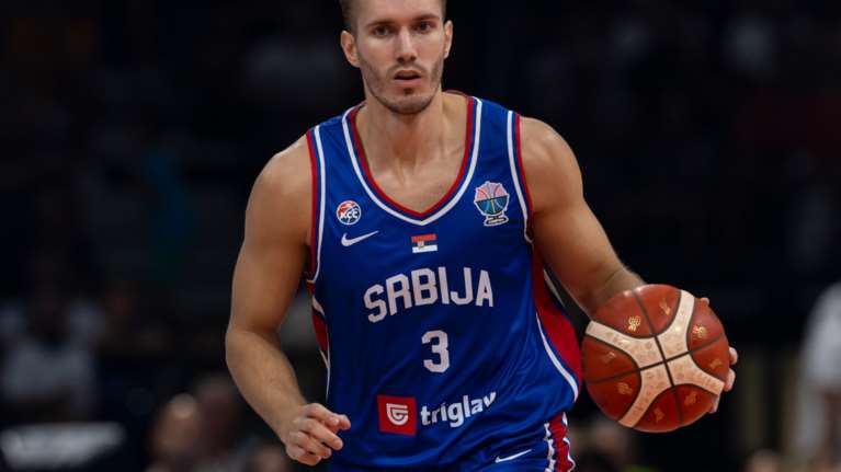 Ο Φιλίπ Πετρούσεβ έριξε μπουνιά σε αντίπαλο-Βαριά καμπάνα για τον παίκτη της Σερβίας