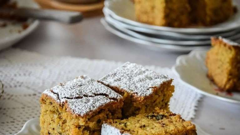 Εύκολη φανουρόπιτα χωρίς μίξερ που γίνεται σε μόλις 5 λεπτά