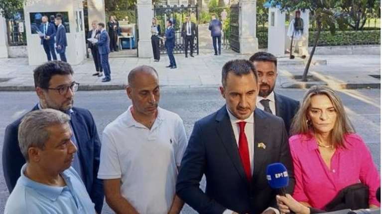 Ο Αλέξης Χαρίτσης αποχώρησε από τη δεξίωση για την αποκατάσταση της Δημοκρατίας: Δεν του επέτρεψαν να παρευρεθεί με Παλαιστίνιο πρόσφυγα