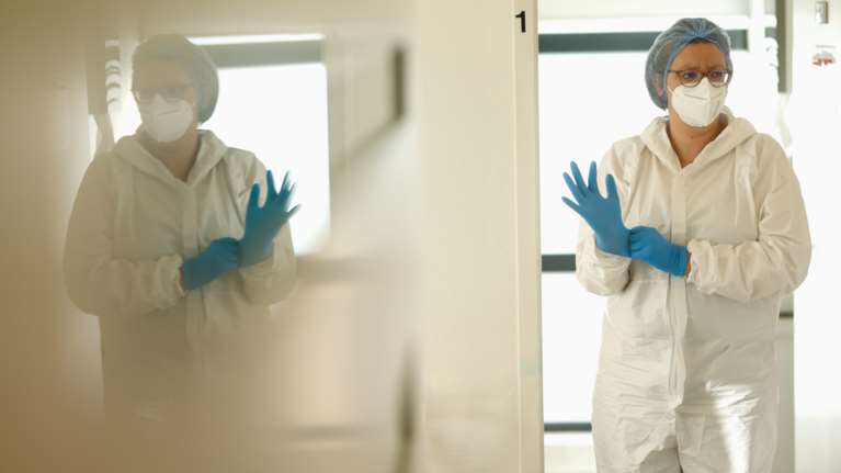 Ανεμβολίαστοι υγειονομικοί: Επιστρέφουν με μέτρα στα νοσοκομεία μετά από 16 μήνες αναστολής