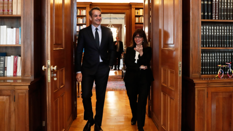 O πρωθυπουργός ενημερώνει την Κ. Σακελλαροπούλου για τις εξελίξεις με την πανδημία