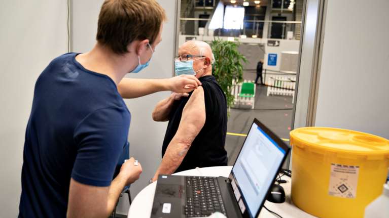 Ένα βήμα πιο κοντά στην ανοσία η ΕΕ: Σχεδόν 6 στους 10 έχουν κάνει τουλάχιστον την πρώτη δόση του εμβολίου