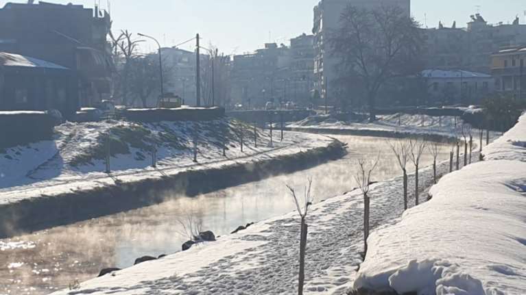 Τρίκαλα: Το ποτάμι που... αχνίζει [βίντεο]