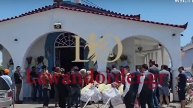 Ραφήνα: Το τελευταίο αντίο στον 42χρονο που ξυλοκόπησαν μέχρι θανάτου δυο 24χρονοι- Για ένα σπρώξιμο στις τουαλέτες