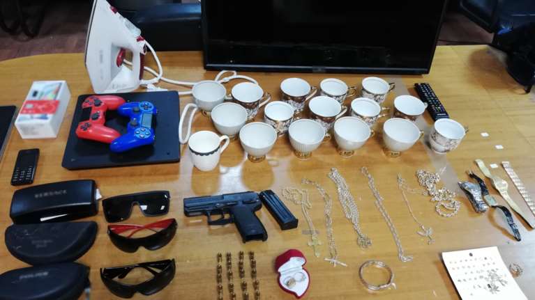 Εξαρθρώθηκε σπείρα ληστών που ξάφριζε ηλικιωμένους: Παρίσταναν τους τεχνικούς της ΔΕΗ και μπούκαραν στα σπίτια [Εικόνες]