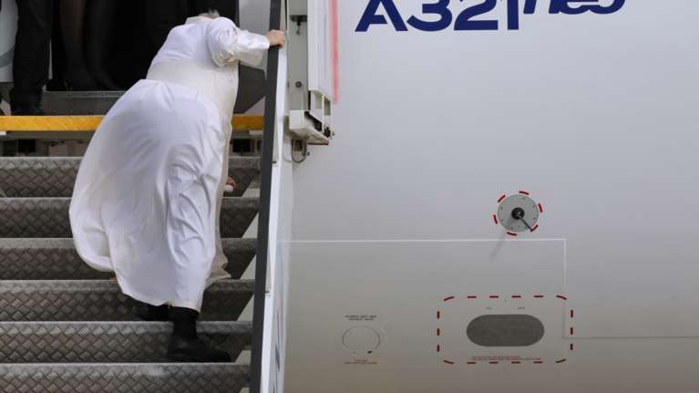 Λίγο έλειψε να πέσει ο Πάπας καθώς ανέβαινε στο αεροπλάνο- Από τους δυνατούς ανέμους