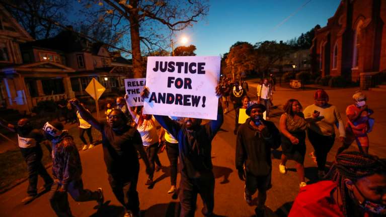 ΗΠΑ: Νέος θάνατος αφροαμερικανού από πυρά αστυνομικού - Εκτέλεση καταγγέλλουν οι συγγενείς του