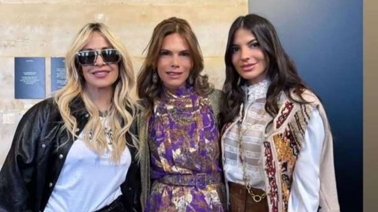 Στην παραλία Φοινικούδες της Κύπρου η Άννα Βίσση και η  Δήμητρα Κούστα