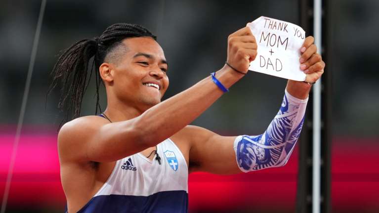 Ολυμπιακοί Αγώνες: Η συγκινητική αφιέρωση του Καραλή μετά το τελευταίο του άλμα - Ισοφάρισε το ατομικό του ρεκόρ [Βίντεο]