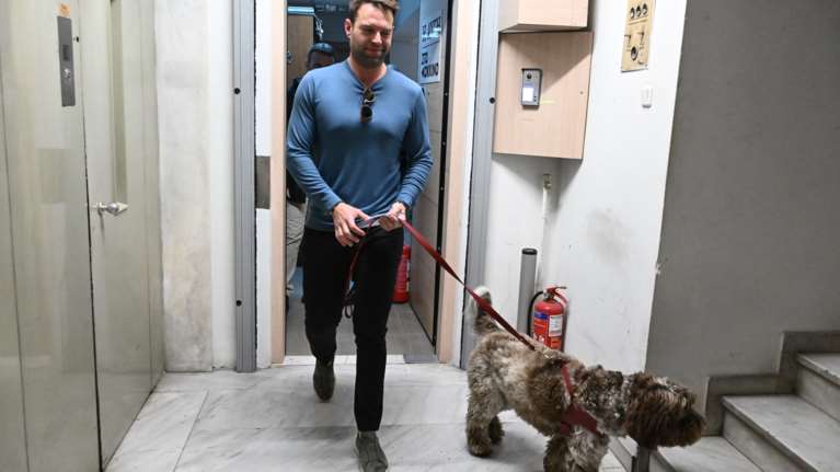 Στέφανος Κασσελάκης: Με τη σκυλίτσα του Φάρλι πήγε στο Κόκκινο για την &quot;Ώρα του Προέδρου&quot; [εικόνες]