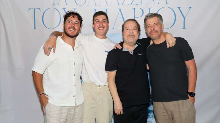Ο Γιάννης Πάριος παρουσίασε τα &quot;Θαλασσινά&quot; του - Στο πλευρό του οι γιοι του