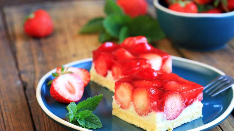 Η πιο εύκολη τούρτα ζελέ - το ονειρικό γλυκό ψυγείου με μπισκότα είναι η απόλυτη καλοκαιρινή συνταγή