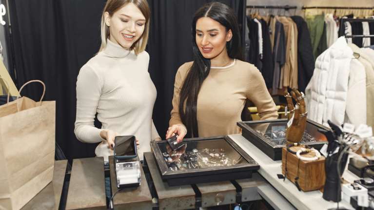 Λήγει τη Δευτέρα η προθεσμία εγγραφής στο σύστημα IRIS  για χιλιάδες επαγγελματίες - "Τσουχτερά" τα πρόστιμα