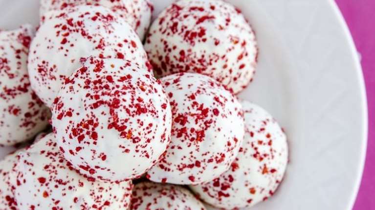 Διαφορετικά μελομακάρονα με γεύση red velvet: Το απρόσμενα πεντανόστιμο γλυκό που πετυχαίνει πάντα