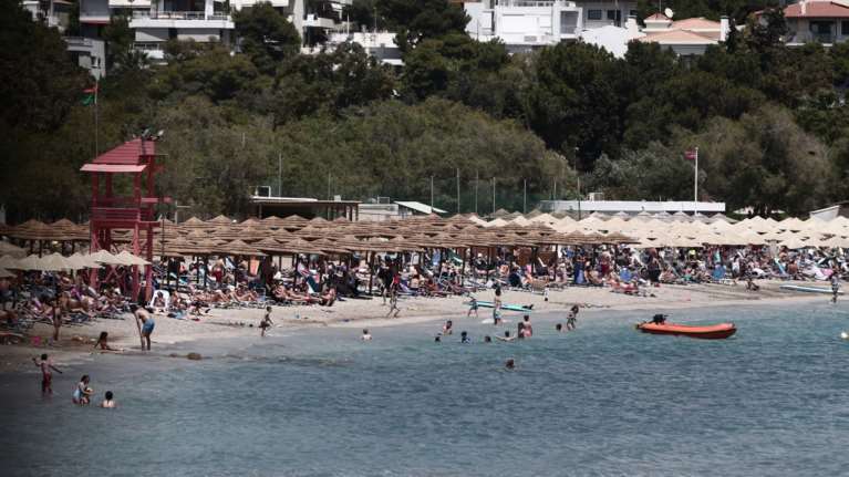Οι Αθηναίοι δεν πτοήθηκαν από τη συννεφιά: Χαμός στις παραλίες της Αττικής [εικόνες]