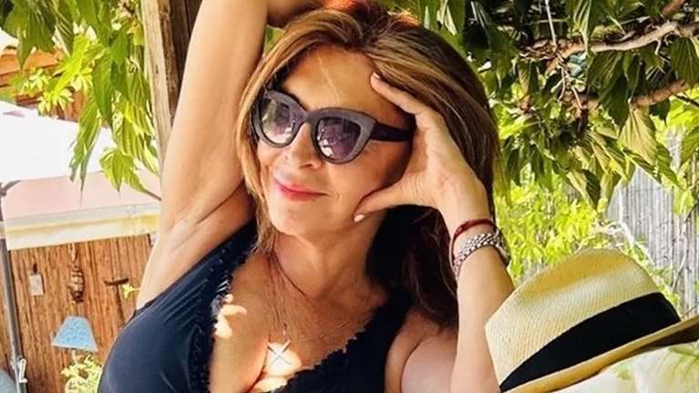 Η Μιμή Ντενίση ποζάρει με μαγιό χωρίς φίλτρα και photoshop