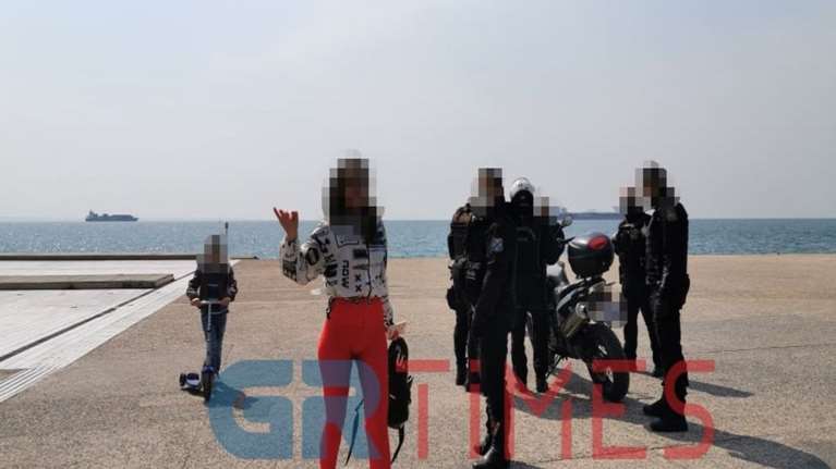 Θεσσαλονίκη: Η "παρουσιάστρια" επιτέθηκε σε αστυνομικούς - "Πέταξα στον Χαρδαλιά νερό και θα φοβηθώ εσάς;"