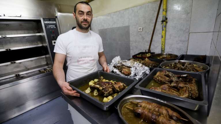 Πασχαλινό τραπέζι: Στα 41,70 ευρώ το μέσο καλάθι του 2021 - Aκριβότερο το αρνάκι