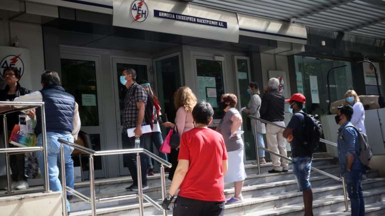 Ουρές και πάλι στη ΔΕΗ από το πρωί αλλά με ...τάξη και χωρίς συνωστισμό