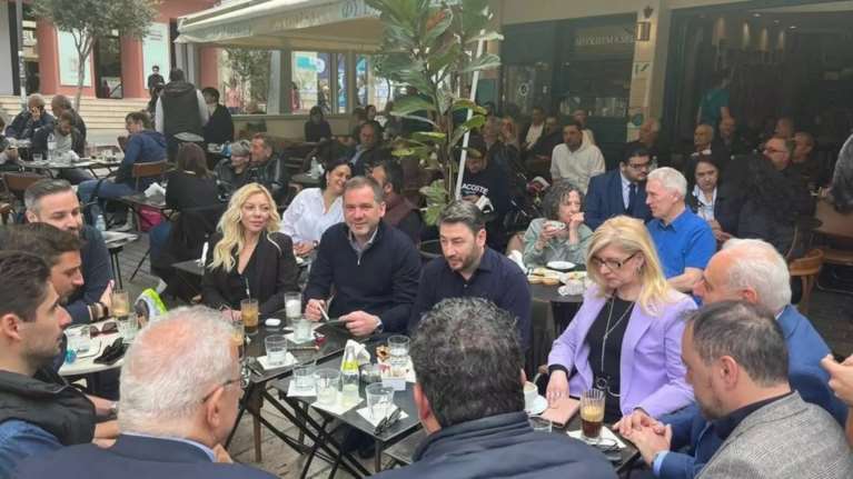 Για... μπουγάτσα και πολιτική κουβέντα ο Ανδρουλάκης στο Ηράκλειο: Βολές σε ΝΔ για πελατειακό κράτος