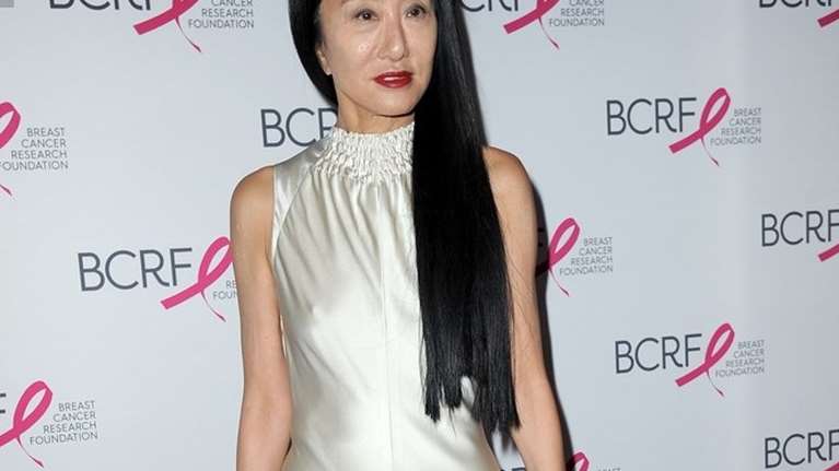 Βέρα Γουάνγκ: &quot;Ποιος να πιστέψει πως ένα κορίτσι σαν εμένα που παντρεύτηκε στα 40 θα έβγαζε χρήματα σχεδιάζοντας νυφικά; &quot;