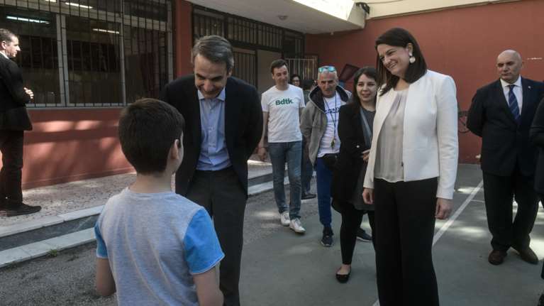 Κεραμέως: Σενάρια για μάσκες στους μαθητές μέσα στην τάξη και μαθήματα σε δύο βάρδιες