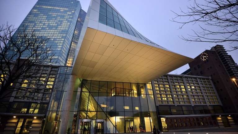 H EKT περιορίζει την ρευστότητα στις τράπεζες, αρνητική αντίδραση από τα ομόλογα