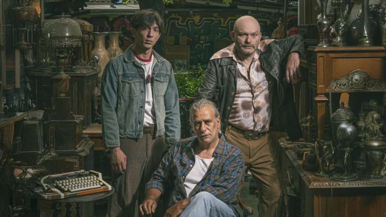 Ο Γιάννης Μπέζος σκηνοθετεί το αριστούργημα του David Mamet &quot;Αμερικάνικος Βούβαλος&quot; - Ενα έργο σπαρακτικά σύγχρονο