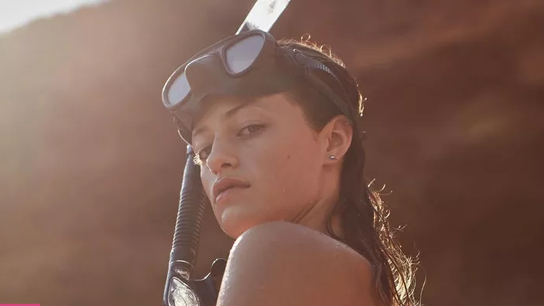 Glass skin: Άβαφη, με sleek low bun, η Γαία Μερκούρη ποζάρει πιο όμορφη από ποτέ