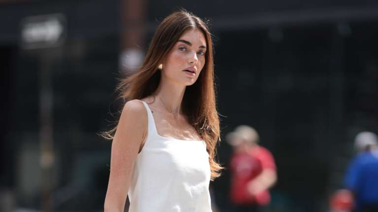 MFW: Αυτά είναι τα φορέματα που φοράνε αυτή τη στιγμή οι fashionistas στο Μιλάνο