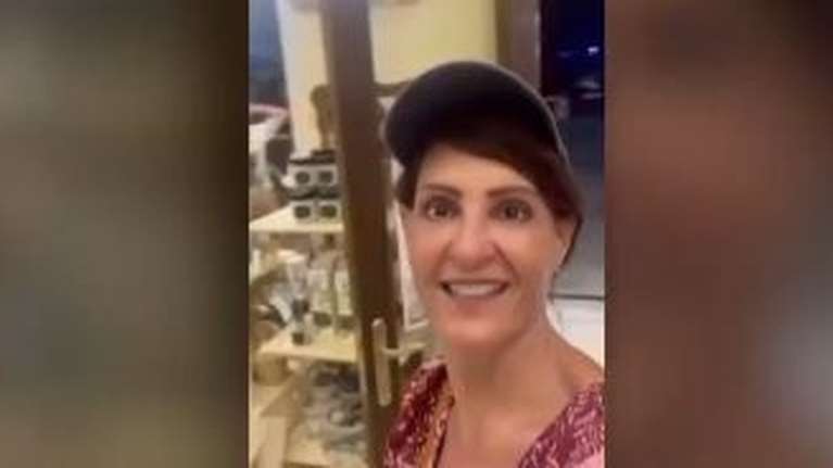 Νία Βαρντάλος: Ποζάρει υπερήφανα με το ελληνικό της διαβατήριο – Επισκέφθηκε την Αθήνα και την Πάρο