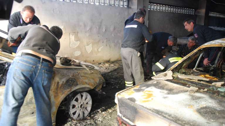 Εμπρηστική επίθεση τα ξημερώματα στη Νίκαια, έκαψαν σε δύο αυτοκίνητα
