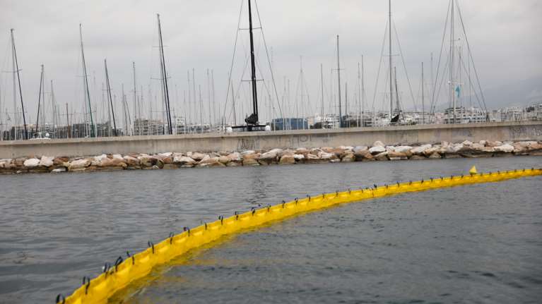 Παράνομη είσοδος σκαφών αναψυχής στη μαρίνα Αλίμου - Τοποθετήθηκε πλωτό φράγμα