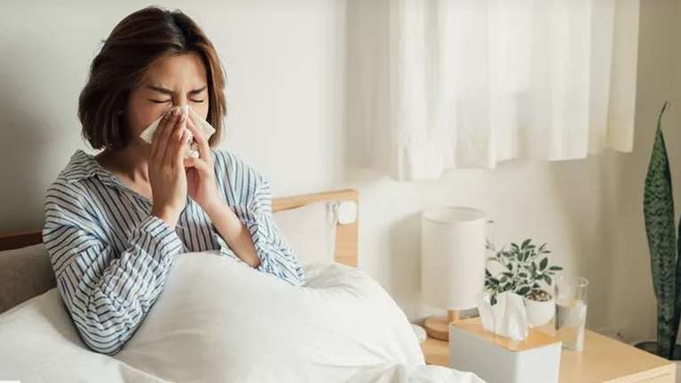 Φυσάς τη μύτη σου λάθος! Κορυφαίος γιατρός αποκαλύπτει πώς το κλασικό φύσημα μύτης μπορεί να δημιουργήσει επιπλοκές