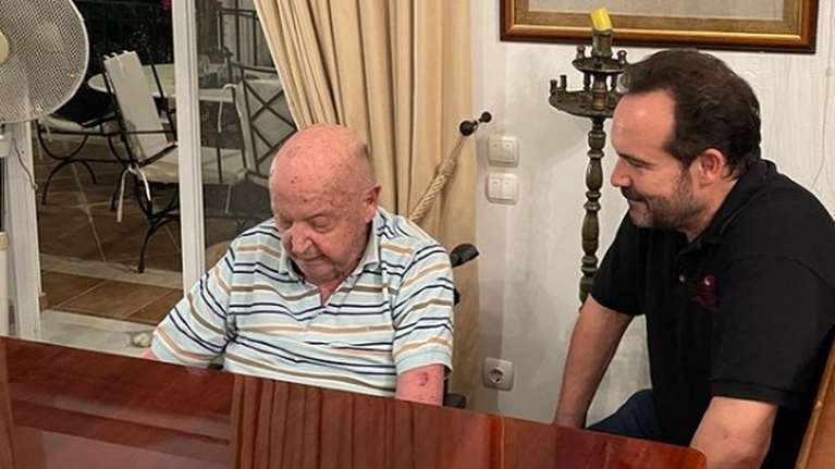 Ο Κώστας Μακεδόνας συνάντησε τον 98χρονο Μίμη Πλέσσα και συγκίνησε το Instagram [είκονες]