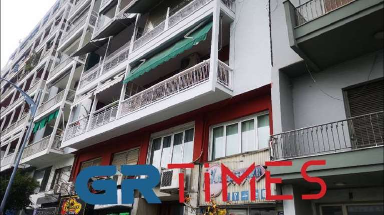 Θρίλερ στη Θεσσαλονίκη: Εντοπίστηκε πτώμα σε φωταγωγό πολυκατοικίας