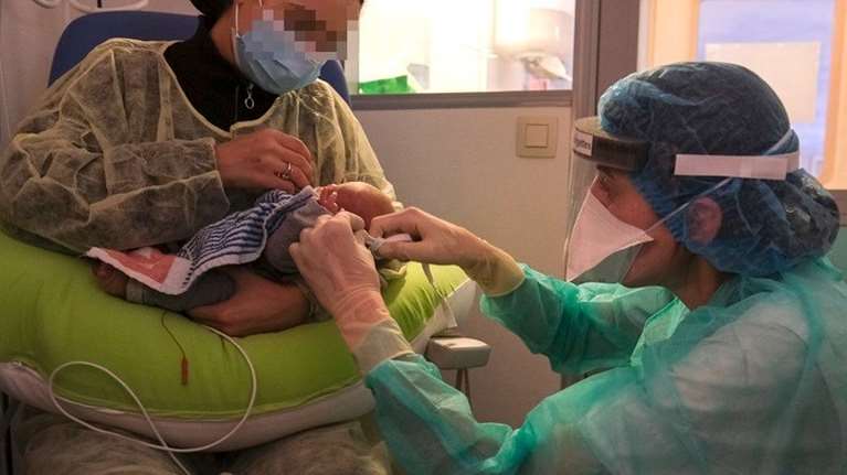 Η άλλη όψη της πανδημίας: Το καλοκαίρι αναμένονται τα... μωρά της δεύτερης καραντίνας