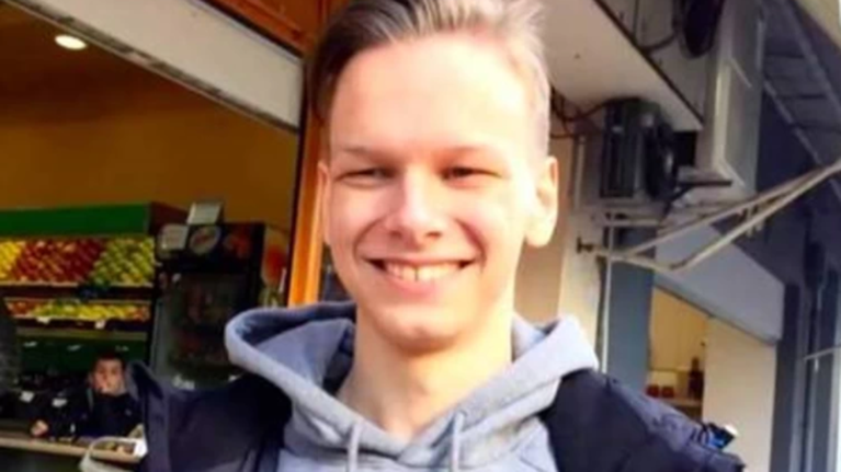 Με παρέμβαση Χατζηδάκη ο Δημήτρης Καρακώστας θα πάρει άμεσα τη σύνταξη των γονιών του που πέθαναν από κορονοϊό