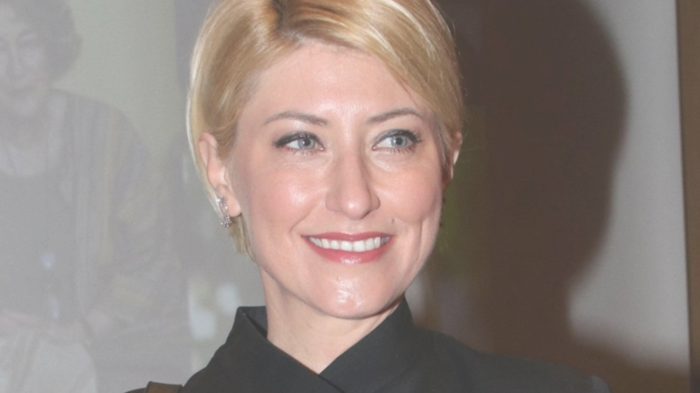 H casual εμφάνιση της Σίας Κοσιώνη στο γήπεδο