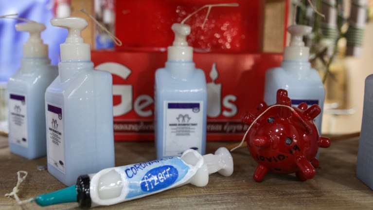 Πάσχα με κορονοϊό: Εμβόλιο Pfizer, ιός και αντισηπτικό - Οι απίστευτες λαμπάδες που πωλούνται στη Θεσ/νίκη [Εικόνες]