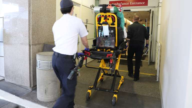 Κορονοϊός: Συμφόρηση στις μονάδες εντατικής και στα νεκροτομεία της Καλιφόρνια - Στην ουρά για να μπουν στα νοσοκομεία, στοιβαγμένοι οι σοροί