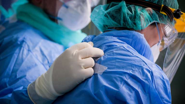 Κορονοϊός: Ασφυκτική η πίεση στο ΕΣΥ - Στο 82% η πληρότητα των ΜΕΘ στην Αττική