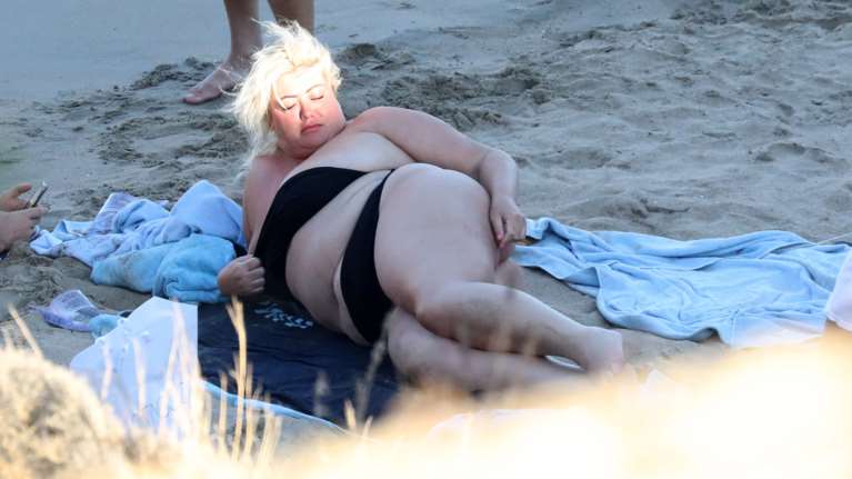 Μύκονος: Ακομπλεξάριστη με το μπικίνι της η πληθωρική celebrity που είχε πει ότι το σώμα της είναι &quot;αηδιαστικό&quot; [Εικόνες]